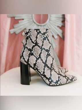 Jeffrey Campbell Raven Snakeskin Ankle Boots Block Heel Pointed Toe Size 8.5